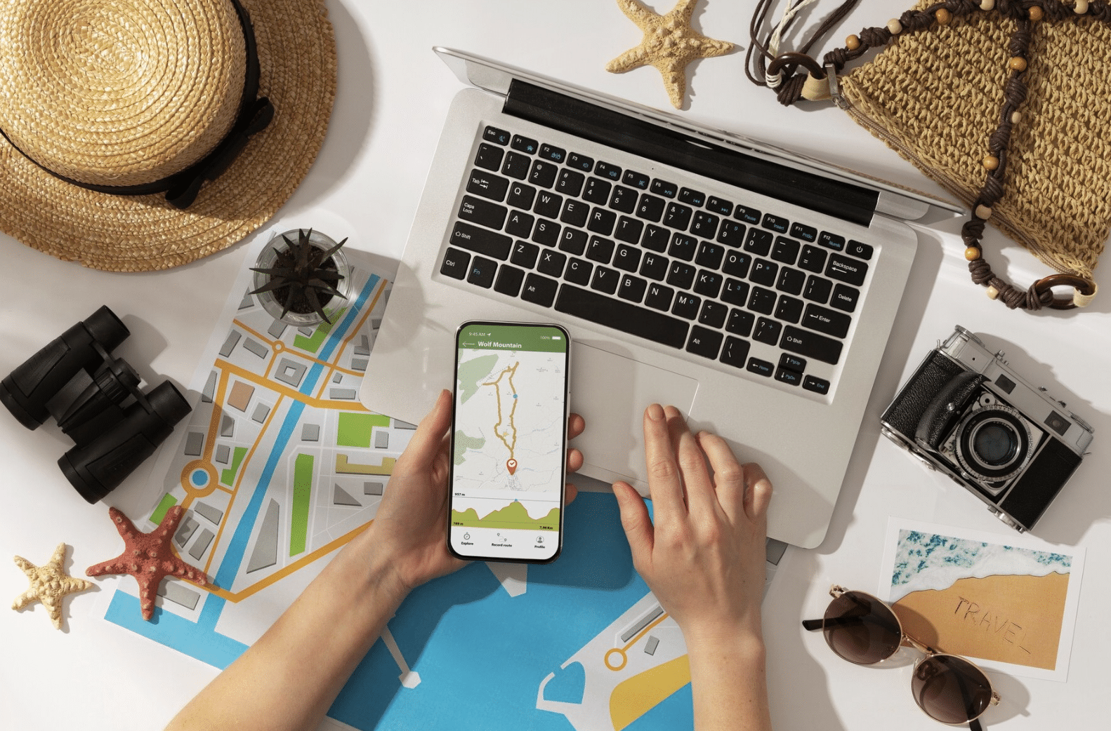 https://www.freepik.es/foto-gratis/vista-superior-mano-sosteniendo-telefono-inteligente_30827157.htm#fromView=search&page=1&position=0&uuid=9bf2de2f-b53c-4f53-af85-46845bb1eae5&query=Viajeros+digitales